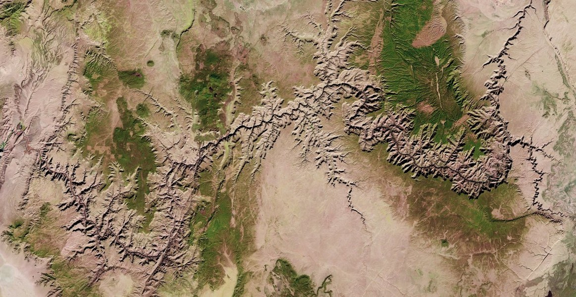 Cơ quan Hàng không &amp; Vũ trụ Mỹ (NASA) phóng thành công vệ tinh Landsat 8 lên quỹ đạo từ tháng 2/2013 với nhiệm vụ theo dõi rừng và các hệ sinh thái khác trên Trái đất. Ảnh: Từ không gian, đại vực Grand Canyon trông giống như một vết nứt nguy hiểm trên bề mặt của Trái đất.